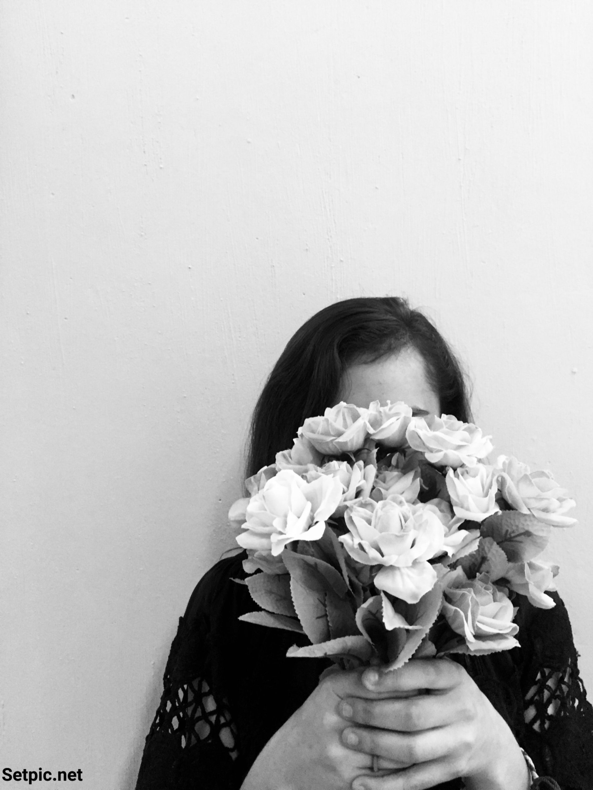 عکس پروفایل گل دخترانه سیاه و سفید