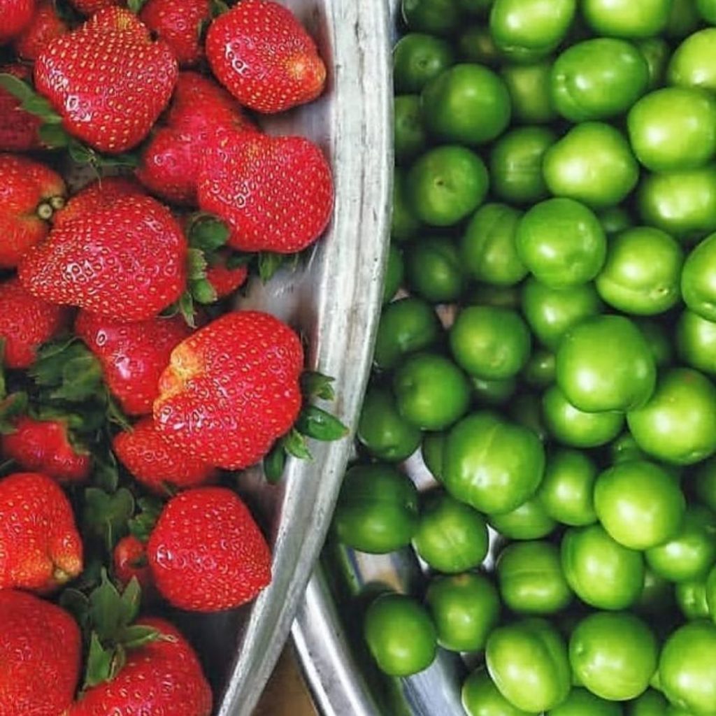 سینی گوجه سبز و توت فرنگی